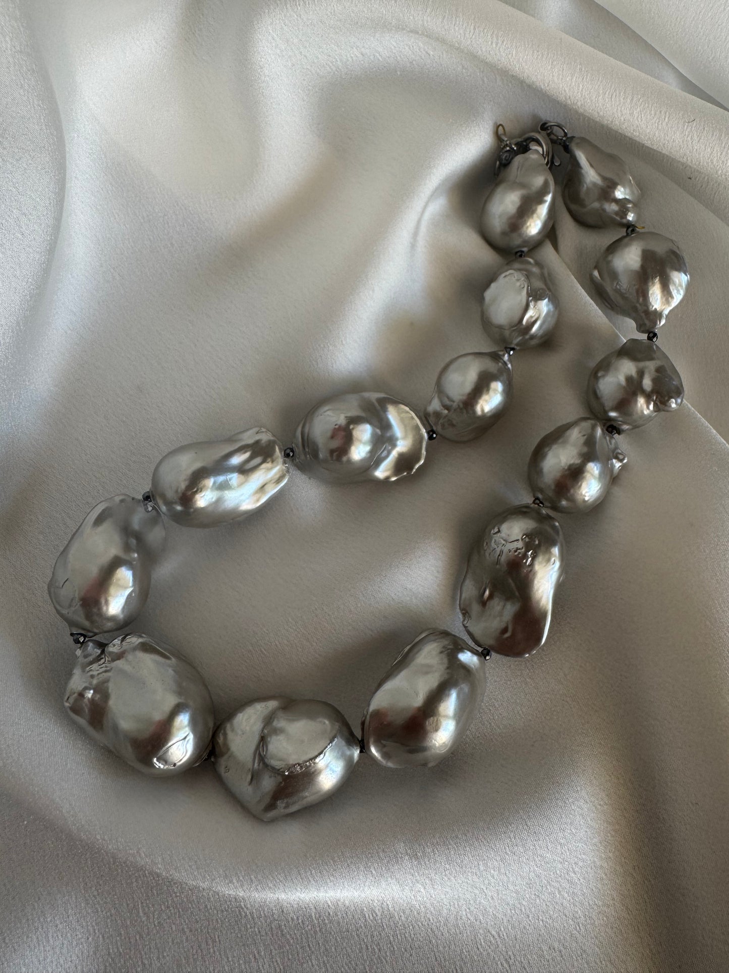 INVISIBLE pearl necklace