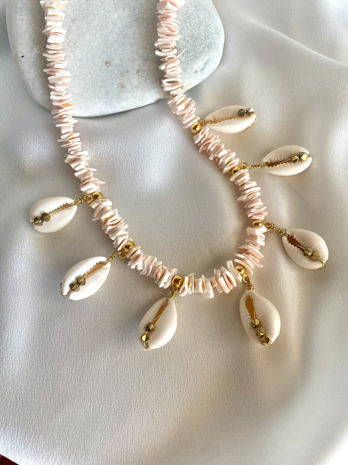BAHIA Shell summer necklace with hematite