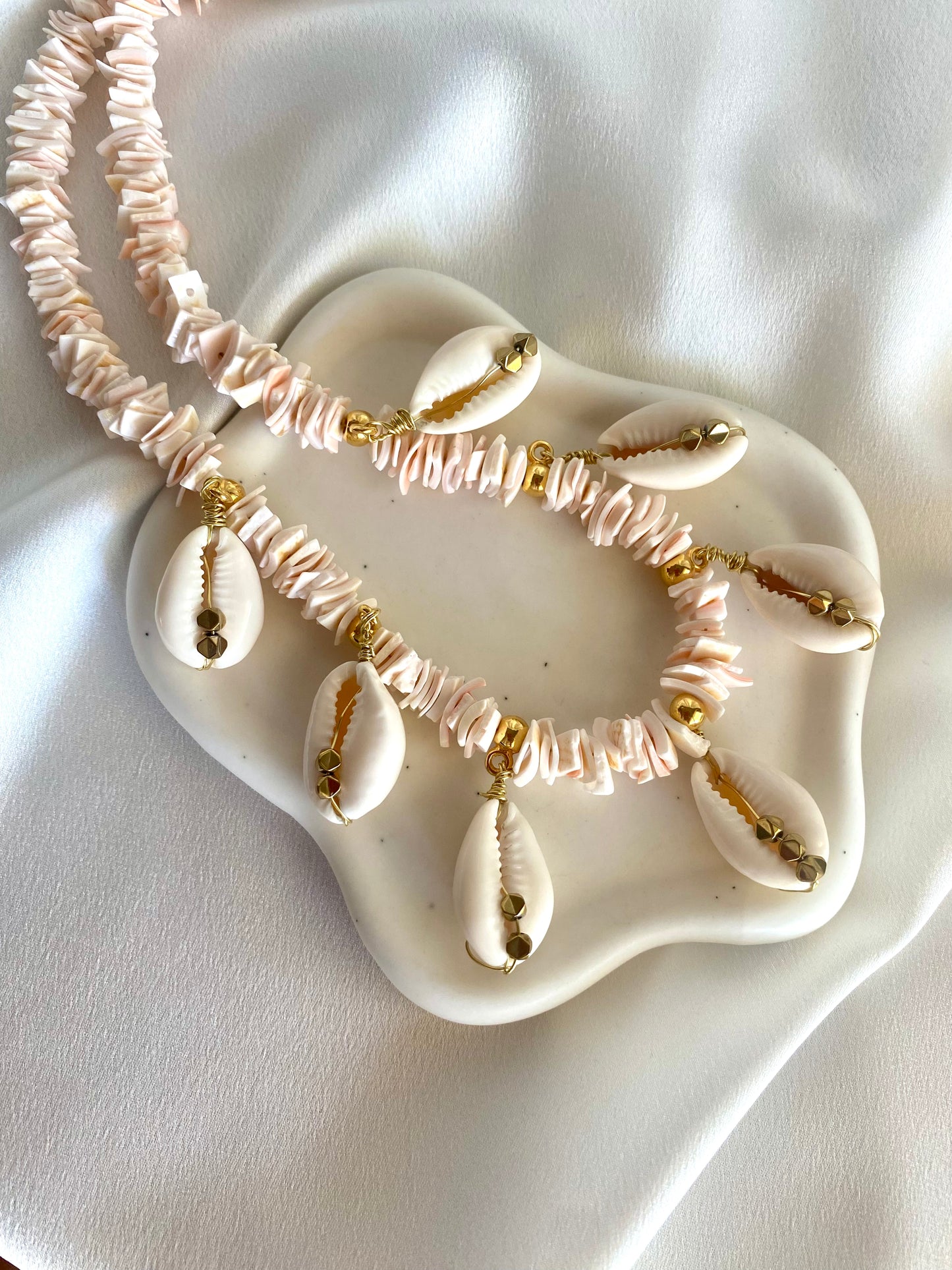 BAHIA Shell summer necklace with hematite