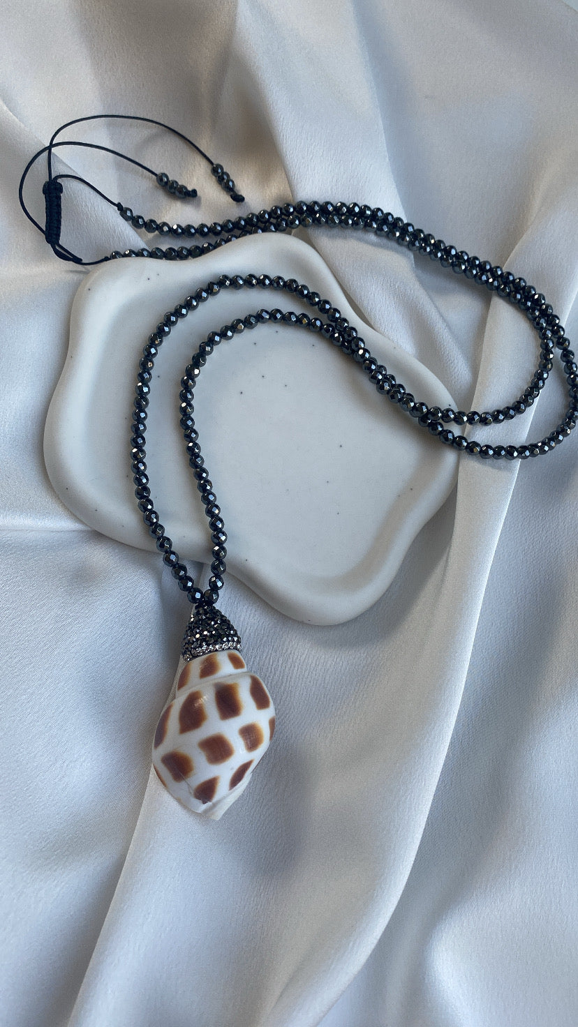 REEF long summer necklace with black hematite and natural shell