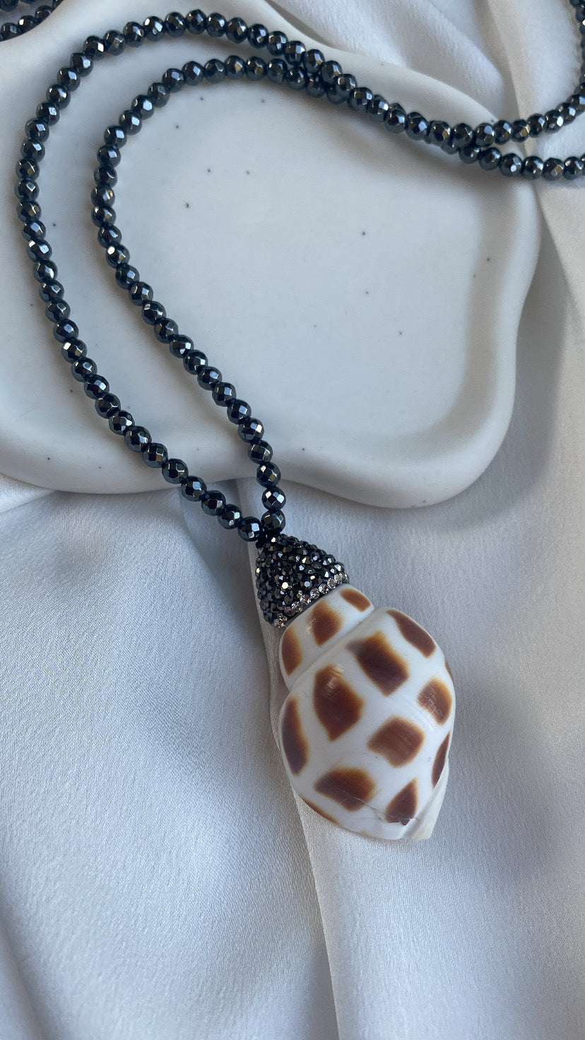 REEF long summer necklace with black hematite and natural shell