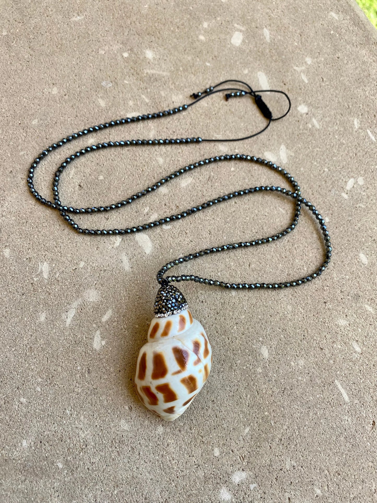 REEF long summer necklace with black hematite and natural shell