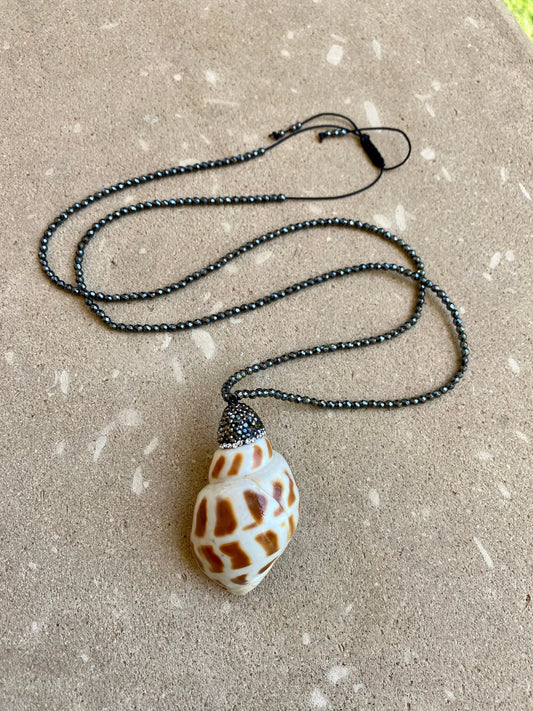 REEF long summer necklace with black hematite and natural shell