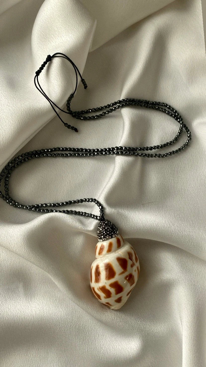 REEF long summer necklace with black hematite and natural shell