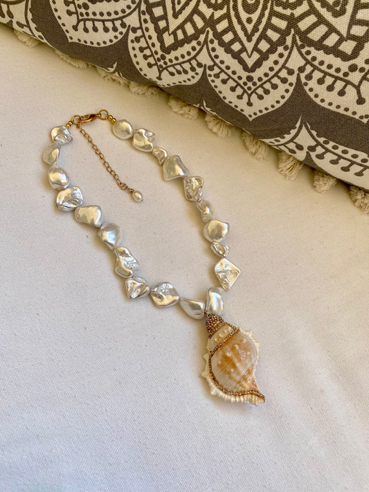 ELISABETTA necklace with chunky Mother of Pearl beads and shell centerpiece with strass
