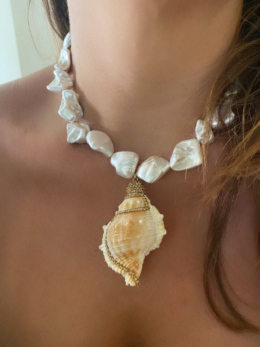 Close-up of natural shell with sparkling strass on ELISABETTA necklace