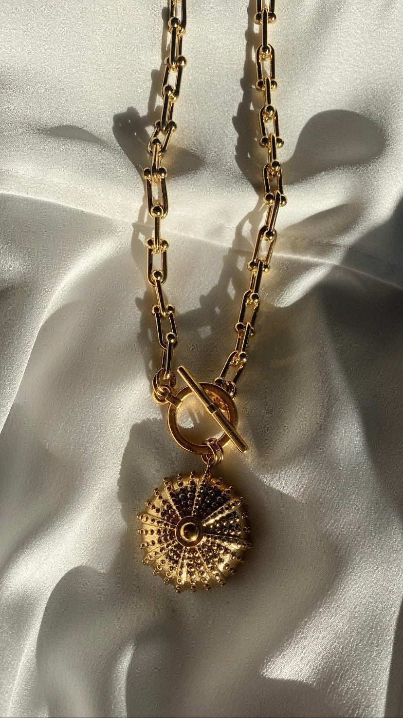 Front toggle clasp in gold-plated stainless steel on SEA URCHIN necklace