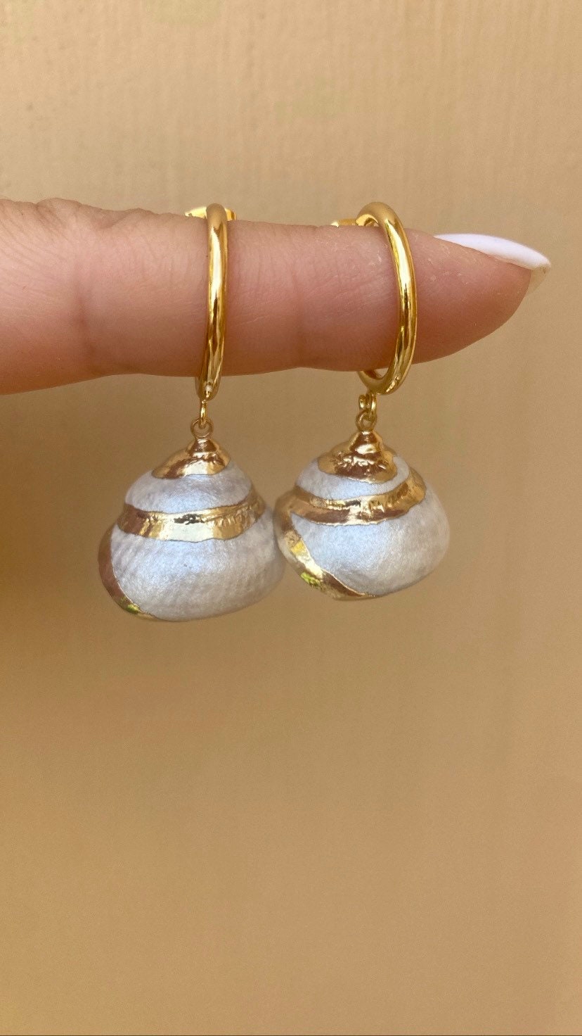 SHELLEY brass hoop earrings with natural shells