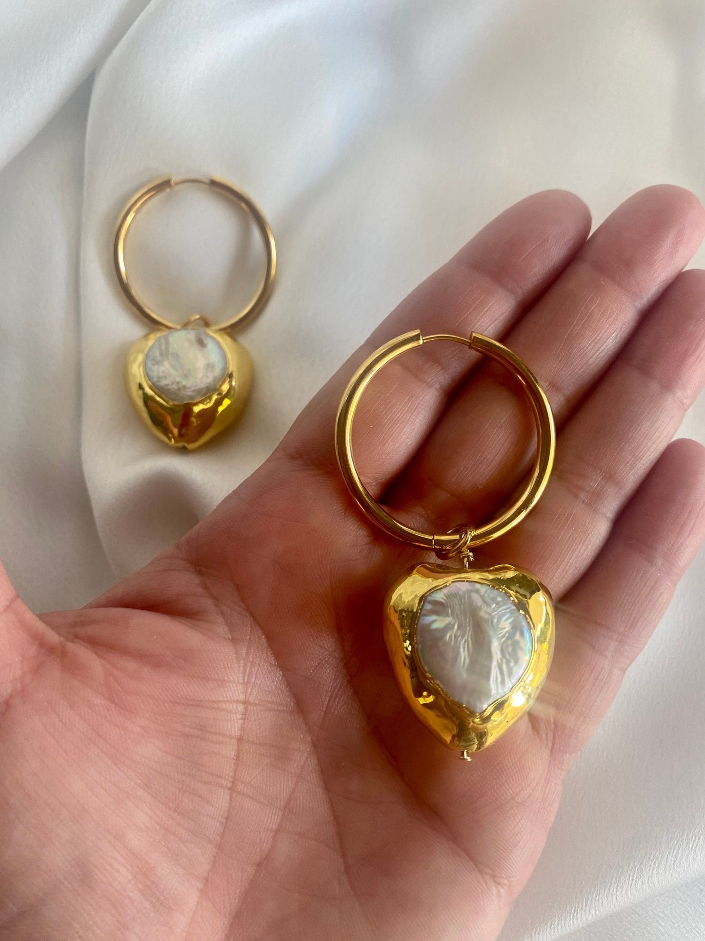 MONICA stainless steel hoop earrings with heart pearls