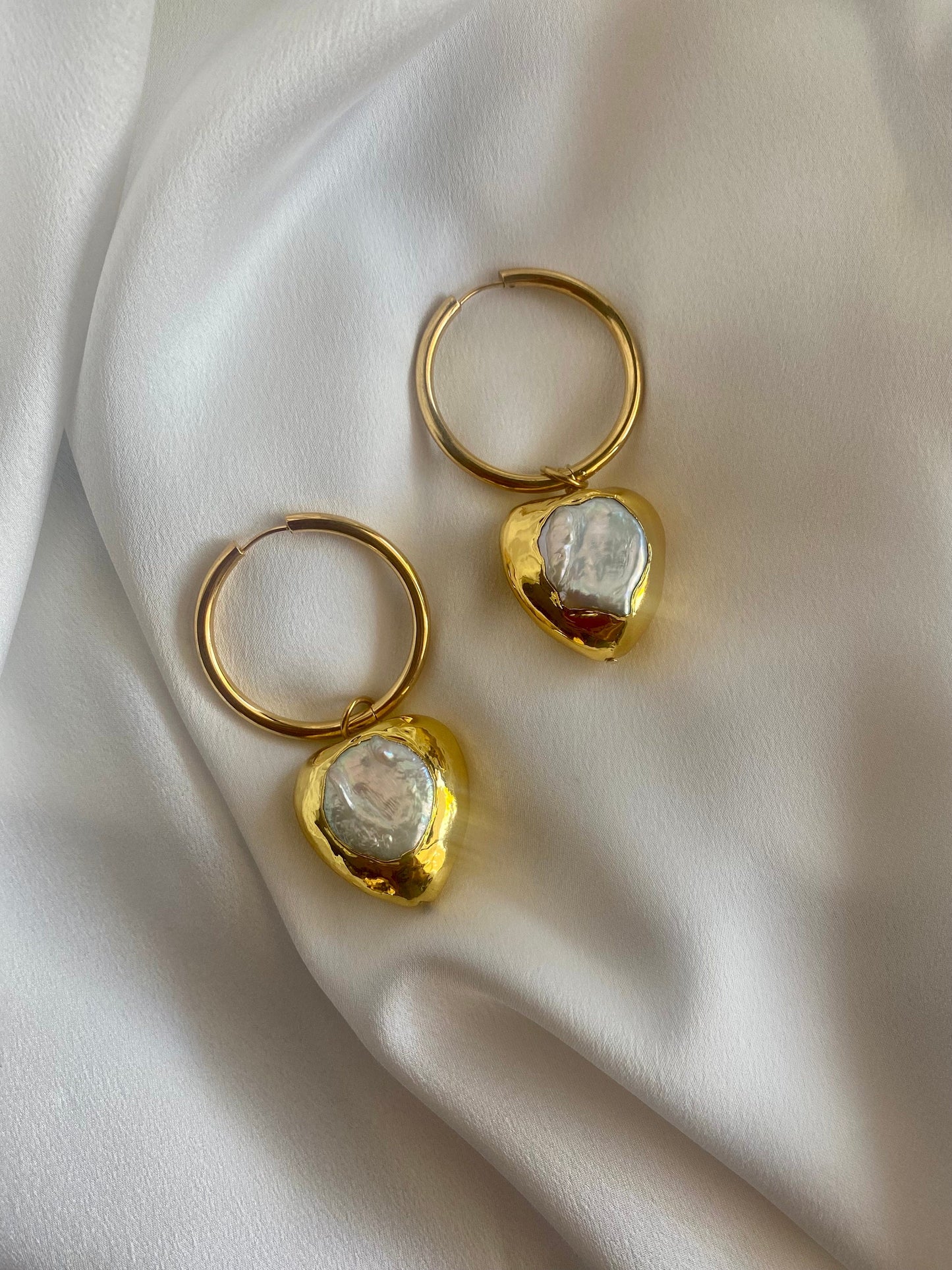 MONICA stainless steel hoop earrings with heart pearls