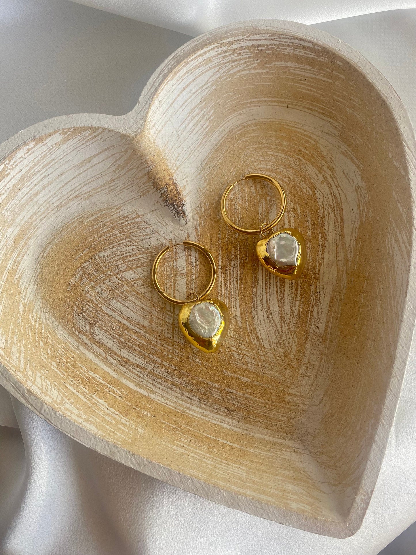 MONICA stainless steel hoop earrings with heart pearls