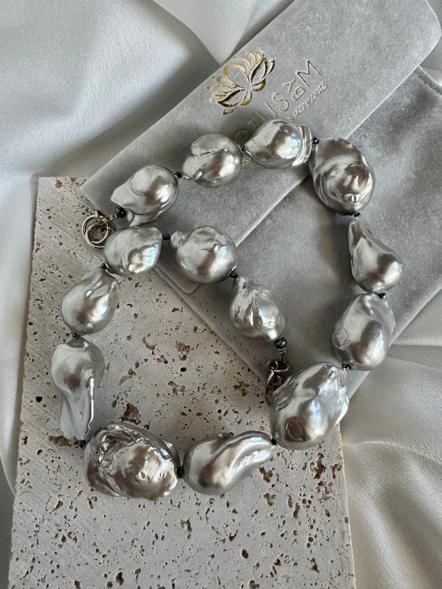 INVISIBLE pearl necklace