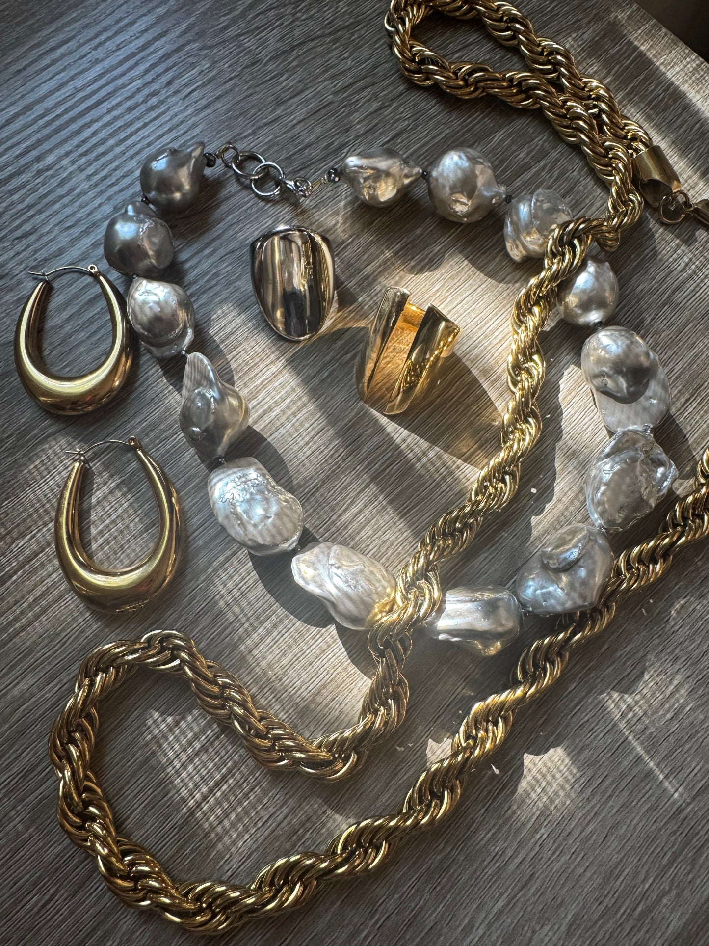 INVISIBLE pearl necklace