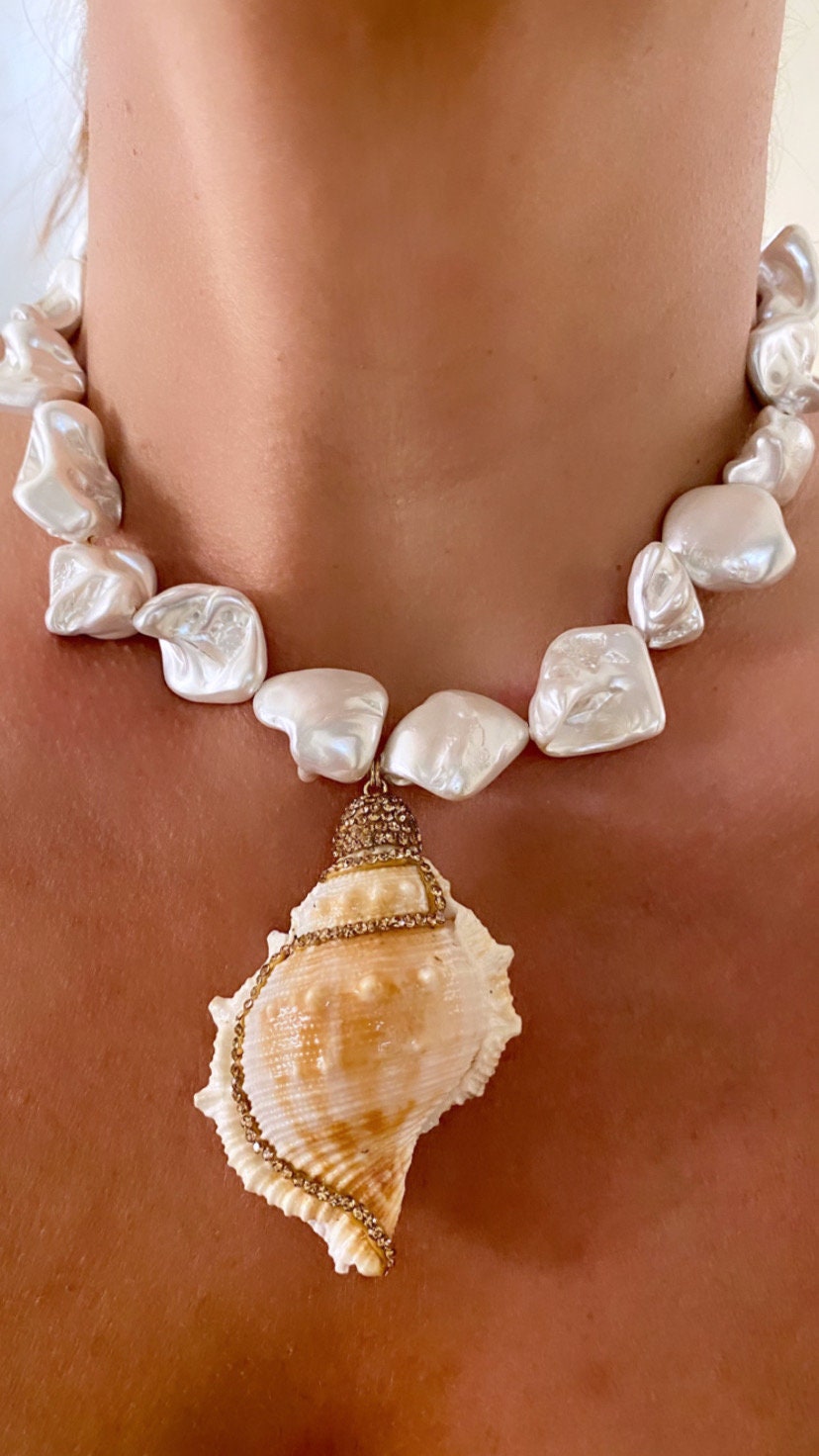 Close-up of natural shell with sparkling strass on ELISABETTA necklace